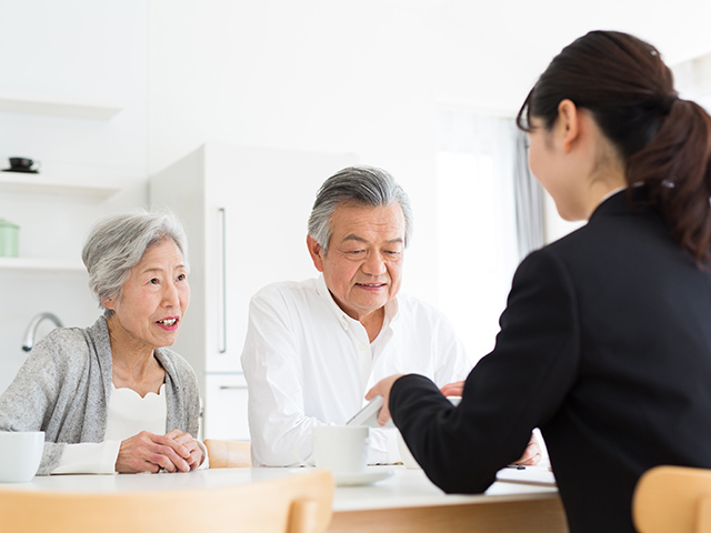 老夫婦とセールスマン